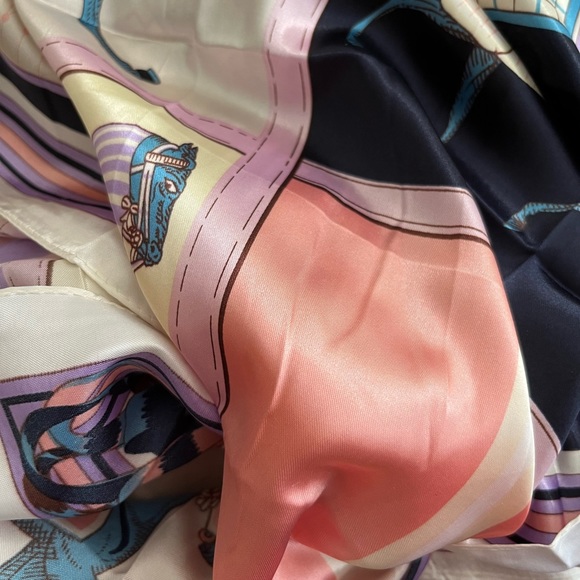 Suzhichou Horse Print Equestrian Scarf - Picture 5 of 6